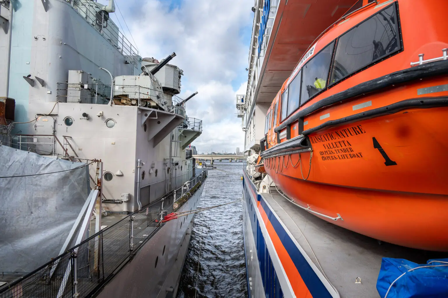 Die Hanseatic nature vis-a-vis der HMS Belfast in London
